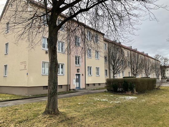 Der Wohnblock aus dem Jahr 1950 wird abgerissen. Im Ersatzneubau sind 52 staatlich geförderte Wohnungen geplant.