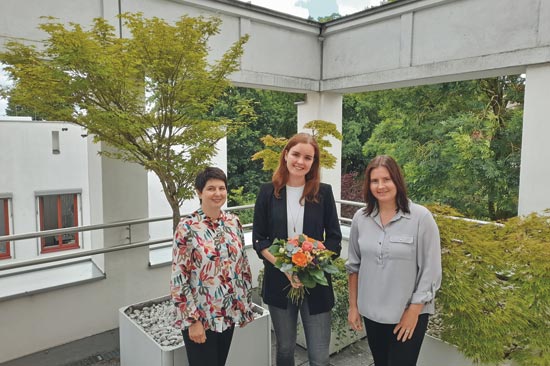 Personalreferentin Heike Heinrich (links) und Ausbilderin Manuela Nadler überreichten Celina Steber nach der abgeschlossenen Ausbildung einen Blumenstrauß.