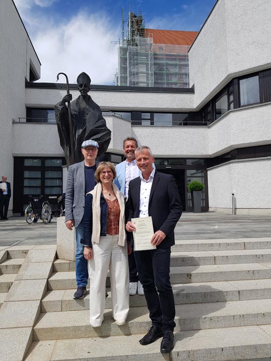 Thomas Kopold (vorne rechts) erhielt die Urkunde als kirchlicher Umweltauditor. Mit ihm freuten sich Andrea Kaufmann-Fichtner, die Umweltbeauftragte des Bistums, Peter Kossack (hinten links) und Christian Öxler, der stellvertretende Leiter des Bischöflichen Seelsorgeamts Augsburg. Foto: Maria Klatt