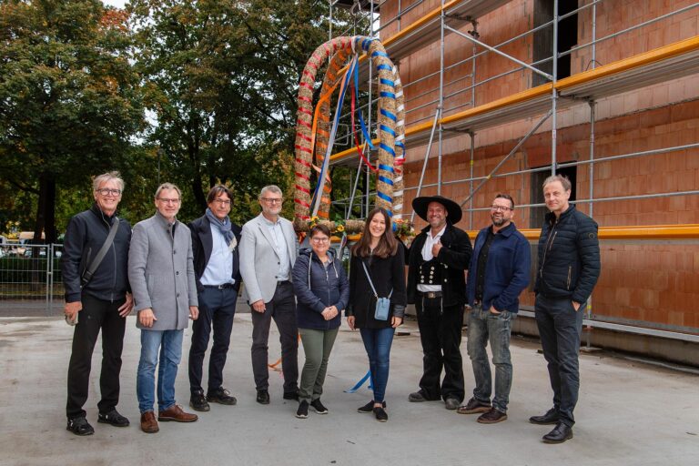 Architekten, Handwerker, Planer und Bauherren versammelten sich vor der Richtkrone beim Hebauf in der Frischstraße (von links): Wolfgang Ried, Jürgen Deuringer, Oliver Wolfinger, Mario Höll, Iris Mokros, Patricia Ulherr, Maximilian Hay, Thomas Forster und Gregor Hunter.