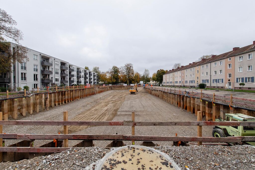 Altbauten, wie rechts zu sehen, werden abgerissen. Dafür baut das St. Ulrichswerk in der Wolframstraße derzeit weitere 52 barrierefreie und energieeffiziente Wohnungen wie links im Bild.