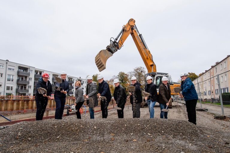 Packten beim Spatenstich des St. Ulrichswerks für weitere 52 barrierefreie und energieeffiziente Wohnungen im Wolframviertel mit an (von rechts): Hans Daschner (IB2 Daschner), Norbert Bytow (Ingenieurbüro Bytow, Andreas Leinauer (Ingenieurbüro Ulherr), Paul Loskot (DS-Architekten), Daniel Schmid (DS-Architekten), Mario Höll (St. Ulrichswerk), Thomas Förster (St., Ulrichswerk), Claudia Czada (St. Ulrichswerk), Thomas Kopold (St. Ulrichswerk) und Christian Wohlrab (HBW Bau).