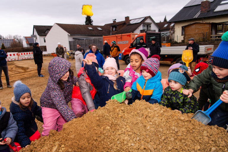 Beim Spatenstich waren auch die Kindergartenkinder dabei. Sie freuen sich schon auf den Neubau.