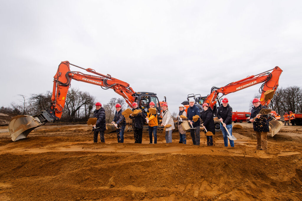 Beim symbolischen Spatenstich packten mit an (von links): Manfred Haiplik (Stadt Schrobenhausen), Harald Reisner (Erster Bürgermeister Schrobenhausen), Georg Leonhard Bühler (Stadtpfarrer Pfarreiengemeinschaft Schrobenhausen), Florian Hölzl (Brandl+Eltschig), Rita Obereisenbuchner (Architekturbüro Obereisenbuchner), Adelheid Wolfinger (St. Ulrichswerk), Werner Kapfer (St. Ulrichswerk), Ariane Kreß (Kreß landschafts.architektur), Martin Hacker (Plantec Haustechnik), Bernhard Hanke (Kath. Kirchenstiftung St. Jakob).