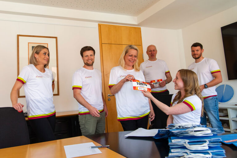 Marion Mahl bei der Ausgabe der Startnummern für den Firmenlauf.