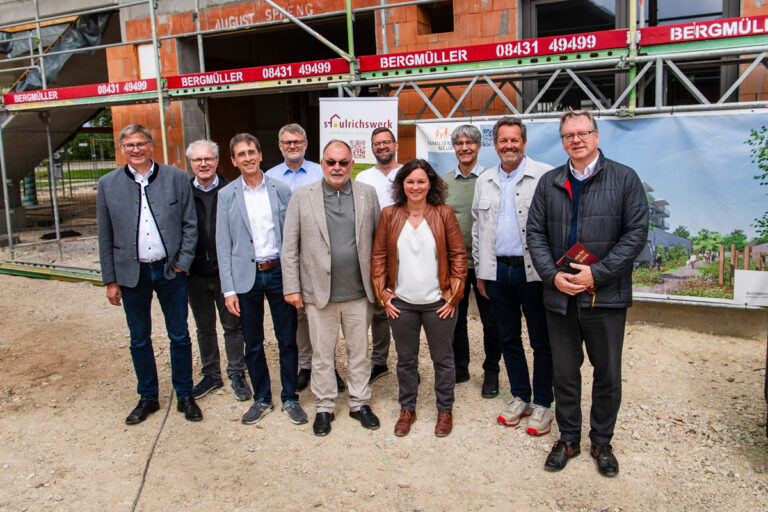Erfreut über den Baufortschritt des Familienzentrums feierten das Richtfest (von links): Günter Groll (Kita-Zentrum St. Simpert), Architekt Ulrich Rumstadt, Robert Freiberger (Stiftung Sankt Johannes), Mario Höll (St. Ulrichswerk), Peter Segeth (3. Bürgermeister), Thomas Forster (St. Ulrichswerk), Sigrid Busch (Leiterin Familienzentrum), Dr. Thomas Wienhard (Diözese Augsburg), Christian Öxler (Diözese Augsburg) und Pfarrer Herbert Kohler.