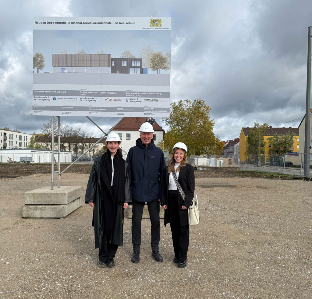 Von links nach rechts: Lilly-Marie Scharpf (Auszubildende) Werner Kapfer (Bereichsleitung Baubetreuung), Marion Mahl (Projektverantwortliche Doppelturnhallenbau).