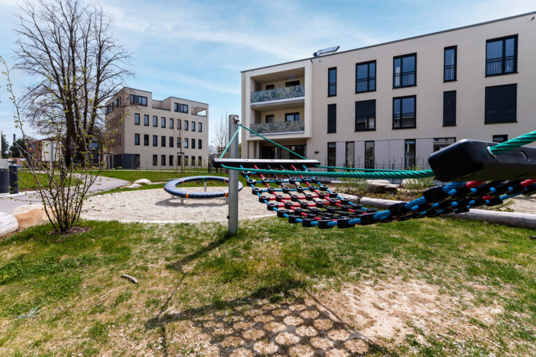 Direkt neben dem Kloster an der Gögginger Straße in Augsburg entstand das St. Vinzenz Zentrum. Dazu gehören Mietwohnungen, soziale Wohnprojekte, Arztpraxen und ein Café.
