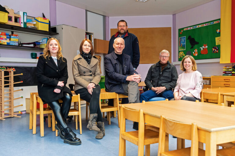 Planen eine neue und größere Kita für die Gemeinde Moorenweis (von links): Marion Mahl vom St. Ulrichswerk, Sina Weilbach vom Architekturbüro Naujok, Werner Kapfer vom St. Ulrichswerk, Rudi Keckeis, 2. Bürgermeister von Moorenweis (hinten), Jörg Naujok, Architekturbüro Naujok, und Andrea Merkl, Leiterin Haus für Kinder in Moorenweis